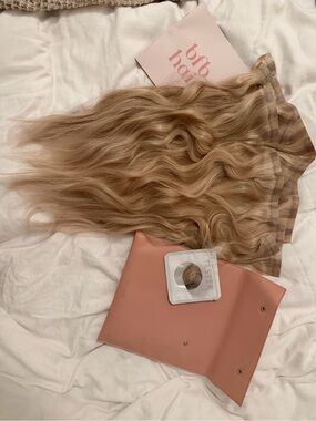 Barefoot Blonde Beige Blonde Classic 21” Clip-In Hair Extensions